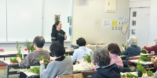 フラワー教室を通じた講師活動の様子