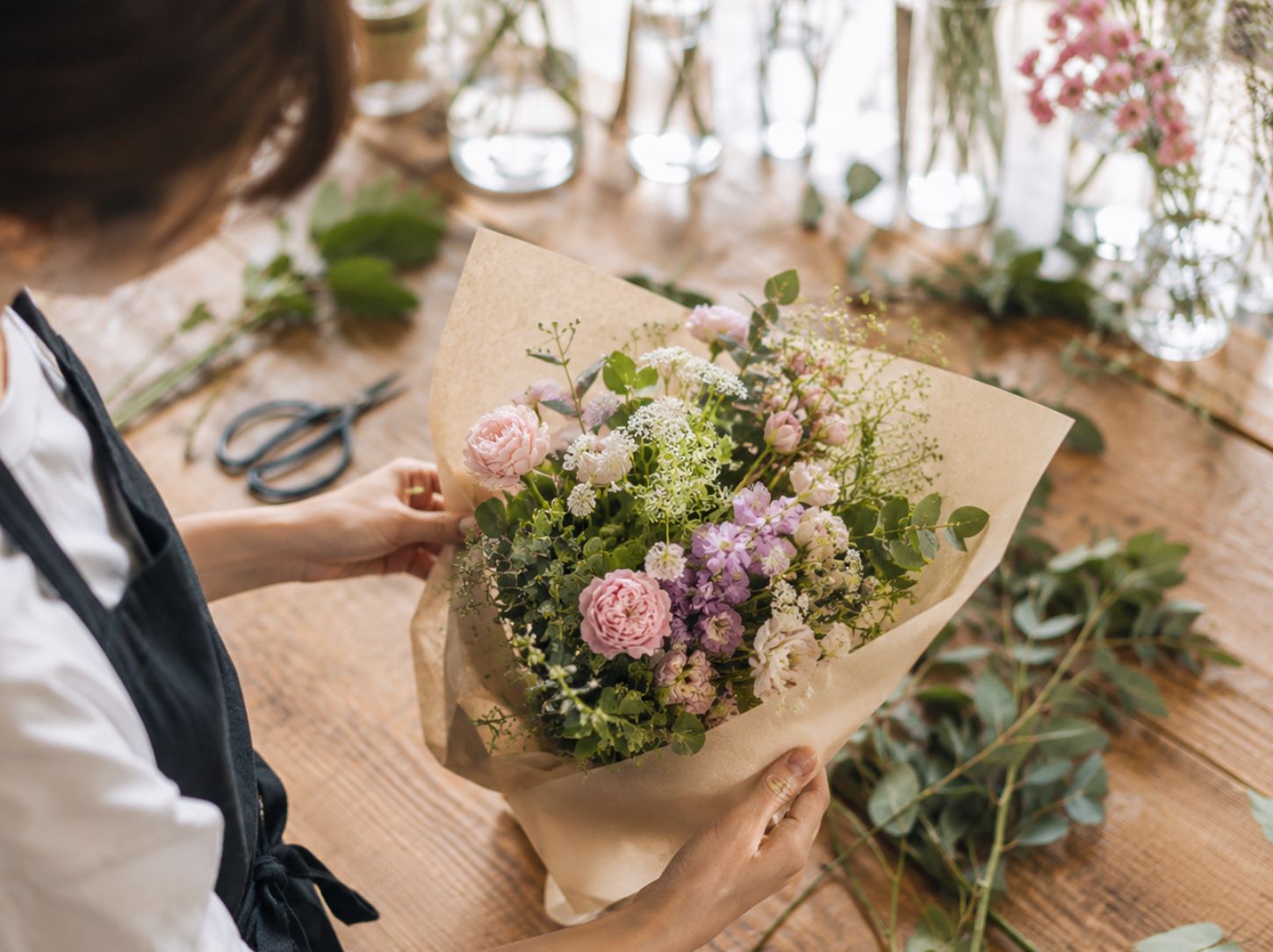 季節の花を束ねた花束
